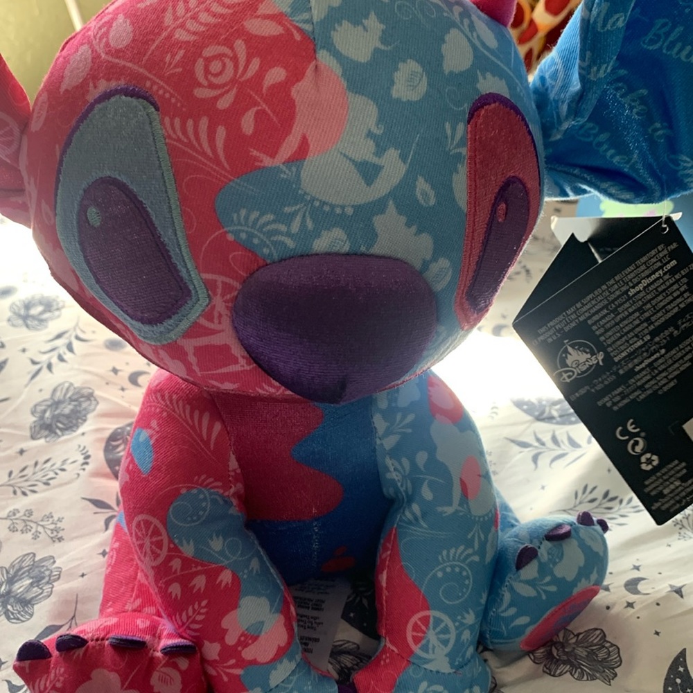 Stitch crashes Disney Sleeping Beauty